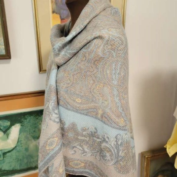 Pale Blue Silk Wool blend Wrap/Shawl in Blue and Grey Paisley Print - Picture 4 of 6